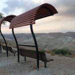 הספסלים שמעבר לכביש באירוח במדבר